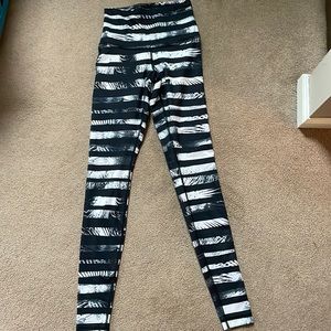 lululemon black and white print high waisted leggings